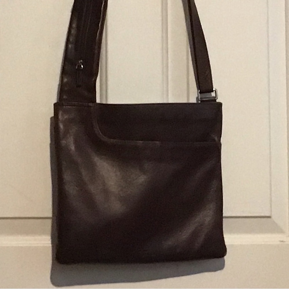 Radley London Crossbody Messenger bag. Iconic design.